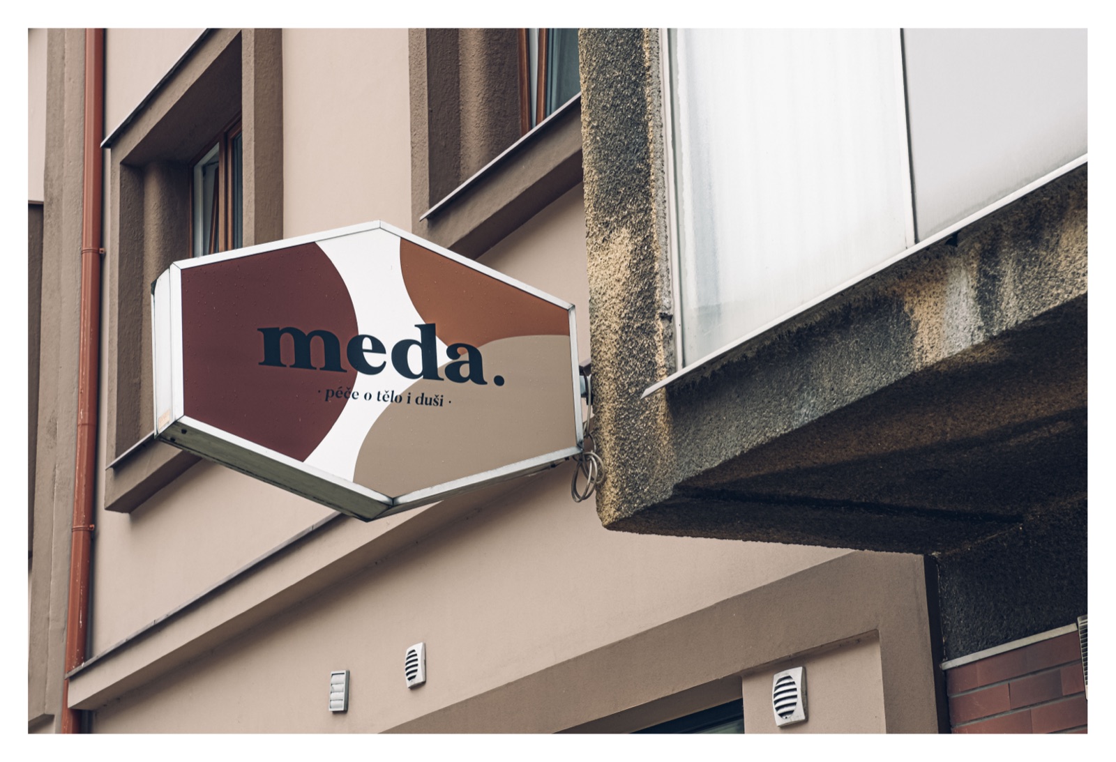 Meda — interiér salonu — 7